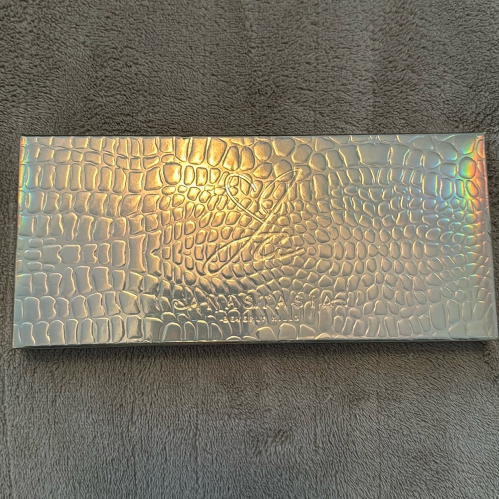 ANASTASIA BEVERLY HILLS JACKIE AINA EYESHADOW AND PRESSED PIGMENT PALETTE